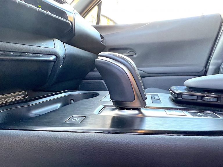 Lexus UX300e: la prova su strada