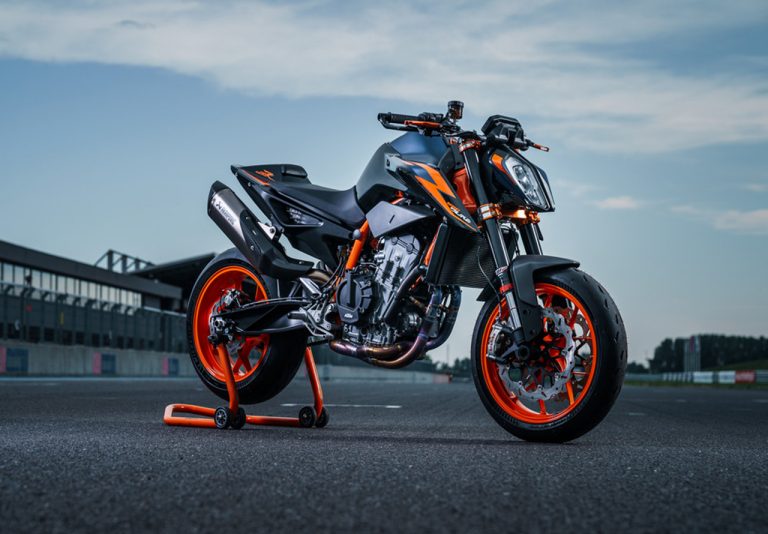 KTM 890 DUKE R 2022: le foto