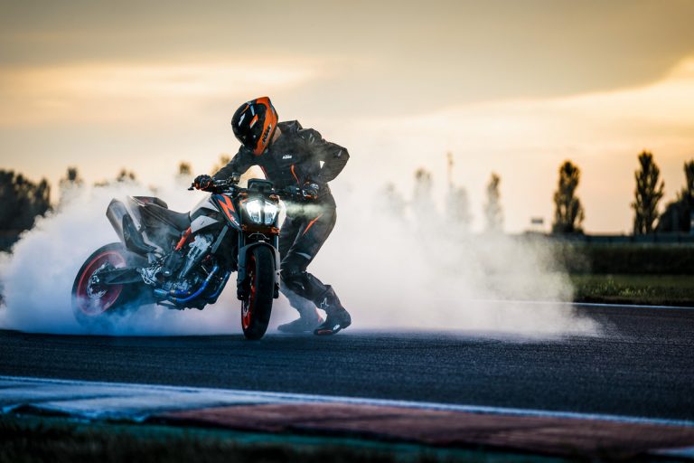 KTM 890 DUKE R 2022: le foto
