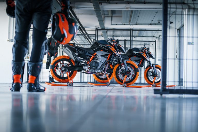 KTM 890 DUKE R 2022: le foto
