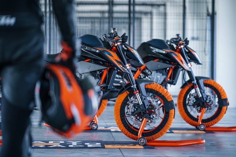 KTM 890 DUKE R 2022: le foto