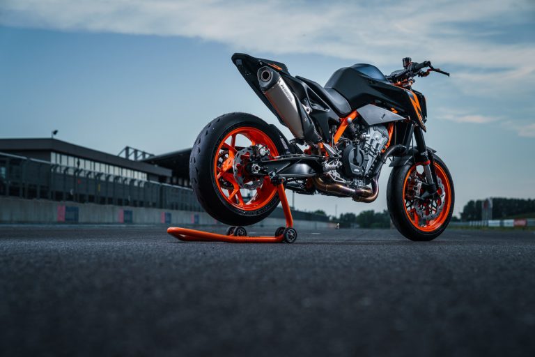 KTM 890 DUKE R 2022: le foto