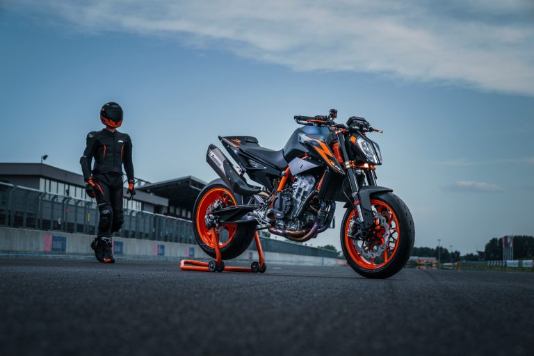 KTM 890 DUKE R 2022: le foto