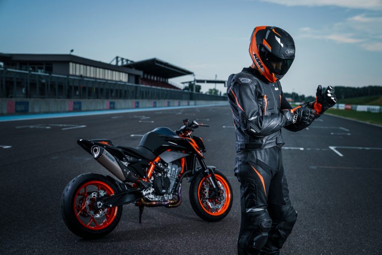 KTM 890 DUKE R 2022: le foto