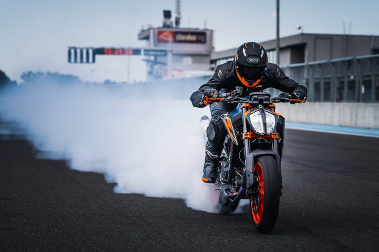 KTM 890 DUKE R 2022: le foto