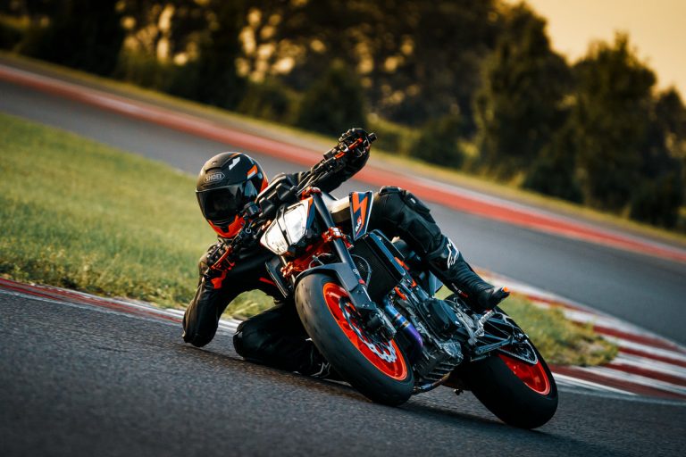 KTM 890 DUKE R 2022: le foto