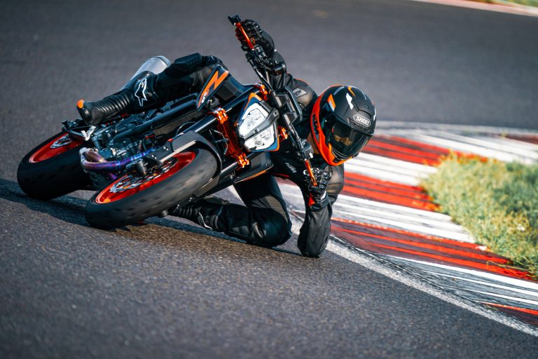 KTM 890 DUKE R 2022: le foto