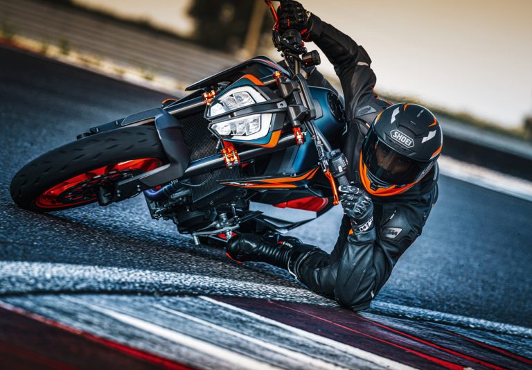 KTM 890 DUKE R 2022: le foto