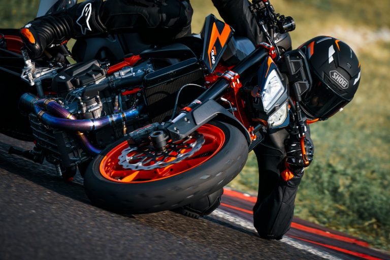 KTM 890 DUKE R 2022: le foto