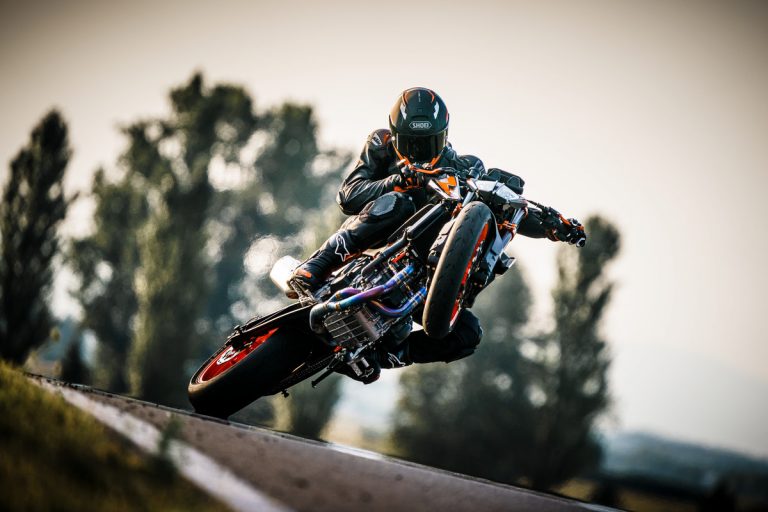 KTM 890 DUKE R 2022: le foto
