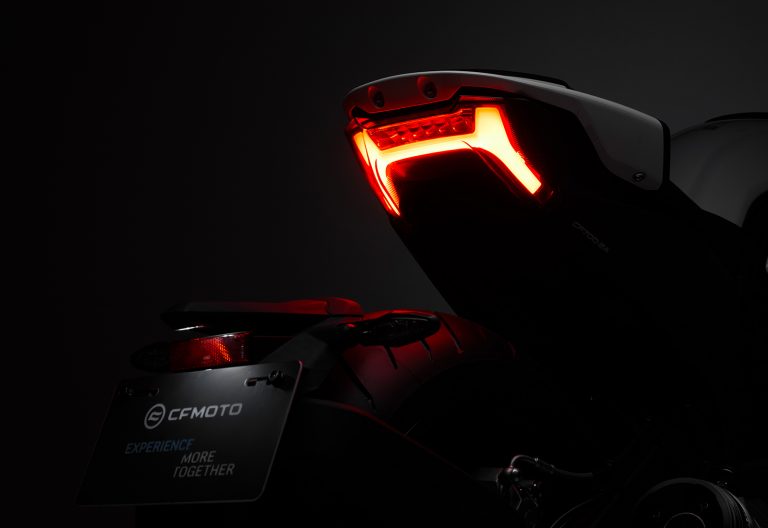 CFMoto 700CL-X Sport 2022: le foto