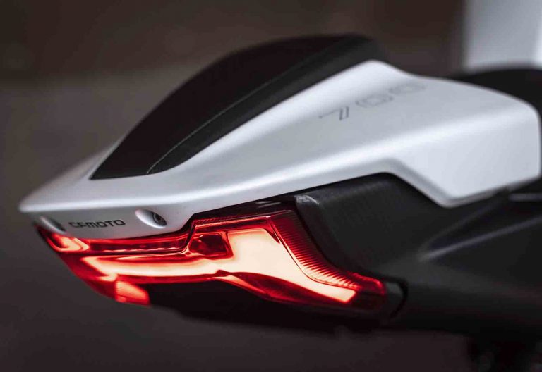 CFMoto 700CL-X Sport 2022: le foto