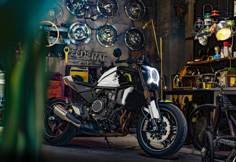 CFMoto 700CL-X Sport 2022: le foto