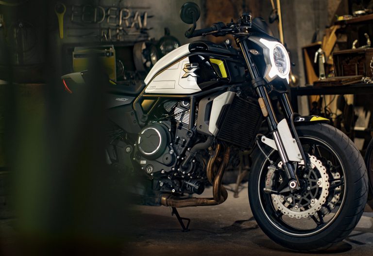 CFMoto 700CL-X Sport 2022: le foto