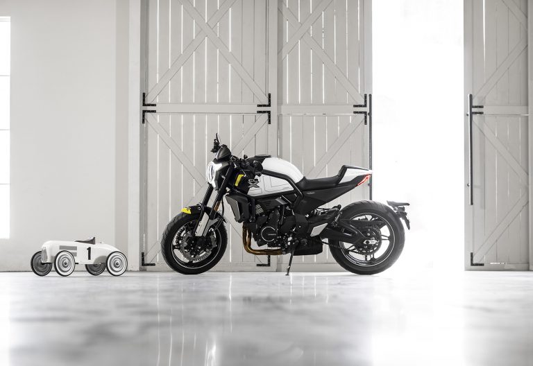 CFMoto 700CL-X Sport 2022: le foto