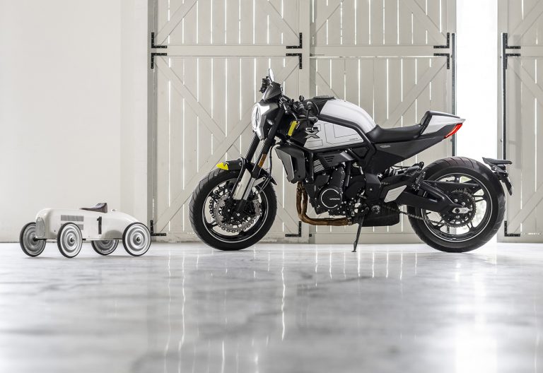 CFMoto 700CL-X Sport 2022: le foto