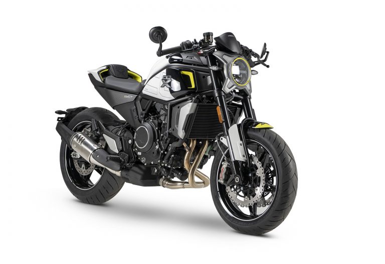 CFMoto 700CL-X Sport 2022: le foto