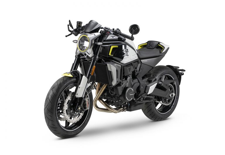 CFMoto 700CL-X Sport 2022: le foto