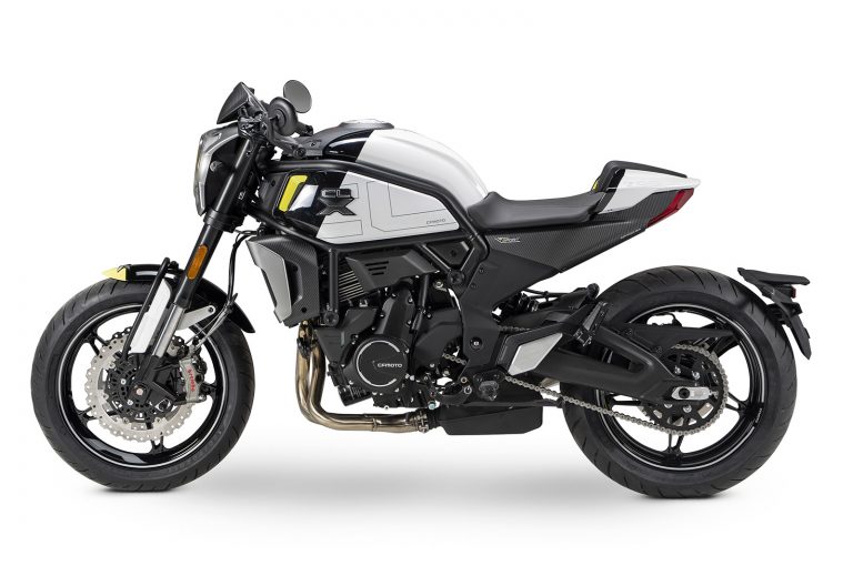 CFMoto 700CL-X Sport 2022: le foto