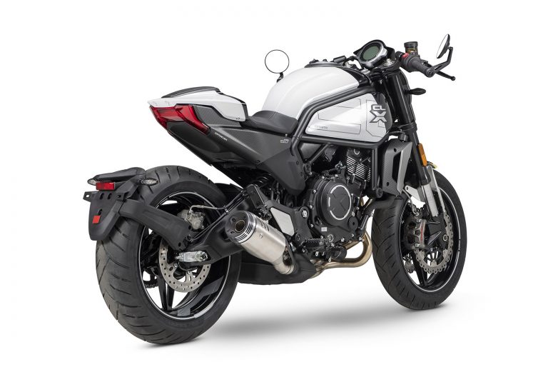 CFMoto 700CL-X Sport 2022: le foto