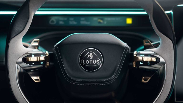 Lotus Eletre: rivoluzione elettrica a ruote alte