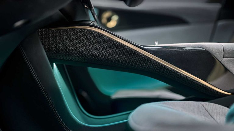 Lotus Eletre: rivoluzione elettrica a ruote alte