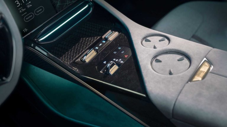 Lotus Eletre: rivoluzione elettrica a ruote alte