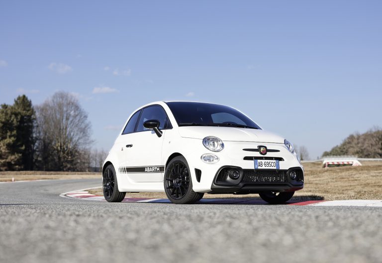 Abarth 595 e 695 2022: immagini ufficiali