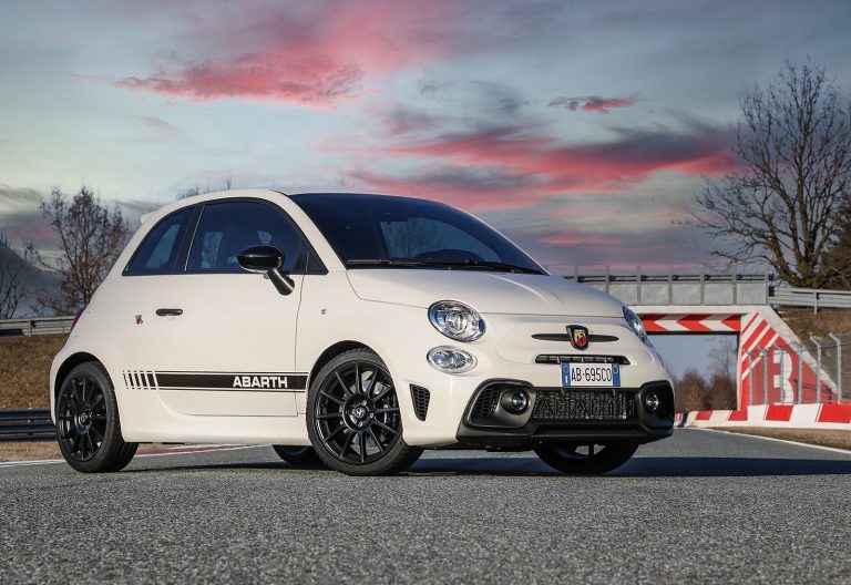 Abarth 595 e 695 2022: immagini ufficiali