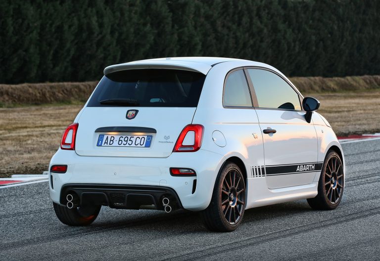 Abarth 595 e 695 2022: immagini ufficiali