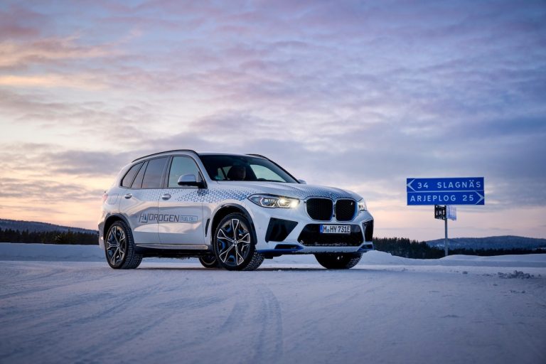 BMW iX5 Hydrogen: continuano i test in Svezia