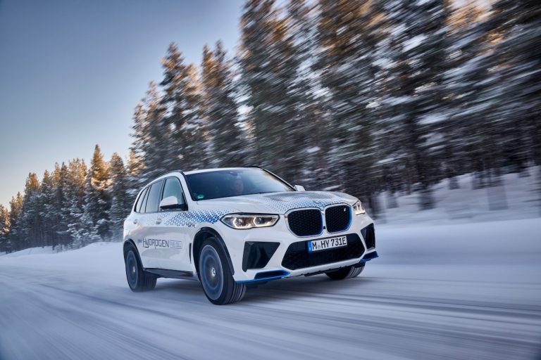 BMW iX5 Hydrogen: continuano i test in Svezia