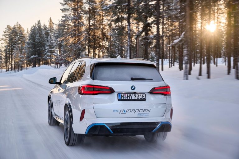 BMW iX5 Hydrogen: continuano i test in Svezia