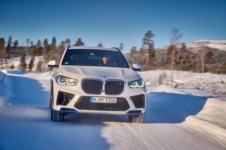 BMW iX5 Hydrogen: continuano i test in Svezia