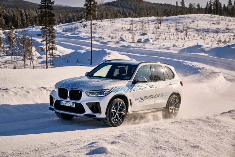 BMW iX5 Hydrogen: continuano i test in Svezia