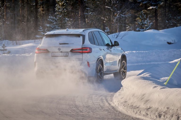 BMW iX5 Hydrogen: continuano i test in Svezia