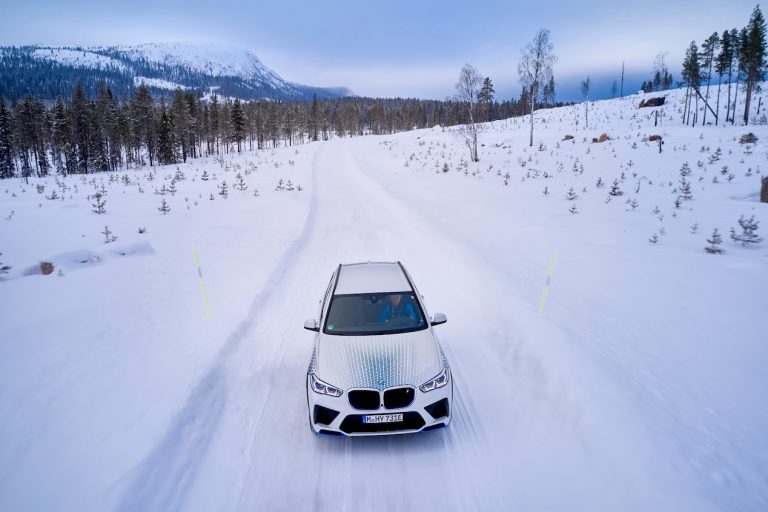 BMW iX5 Hydrogen: continuano i test in Svezia