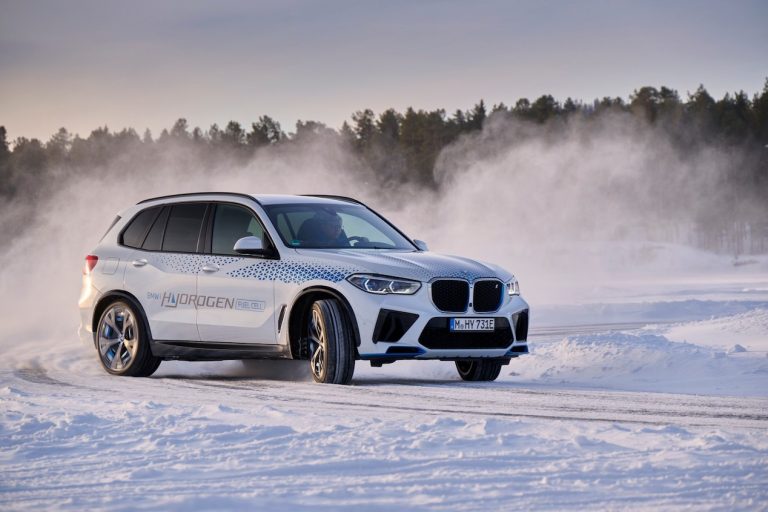 BMW iX5 Hydrogen: continuano i test in Svezia