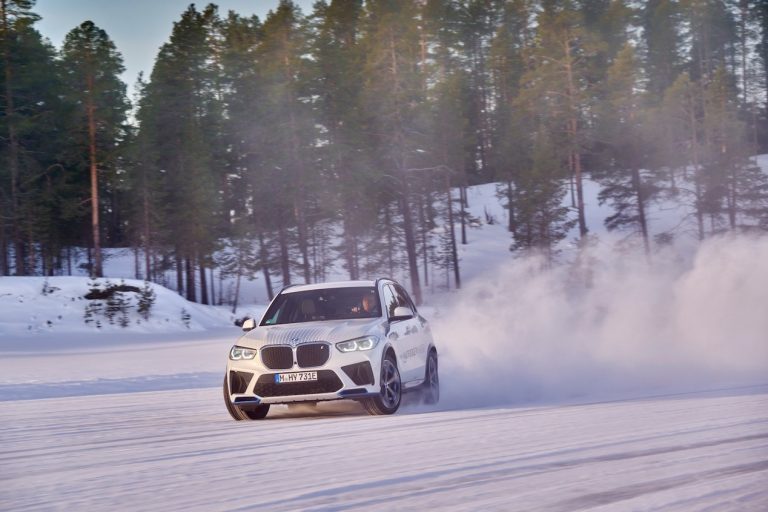 BMW iX5 Hydrogen: continuano i test in Svezia