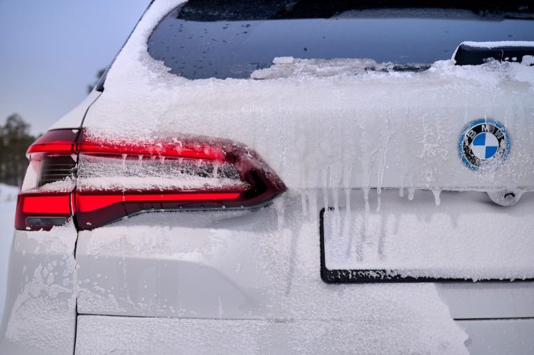 BMW iX5 Hydrogen: continuano i test in Svezia