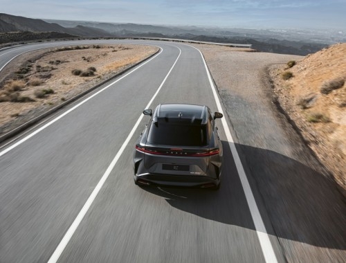 Lexus RZ 450e: immagini ufficiali