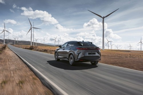 Lexus RZ 450e: immagini ufficiali