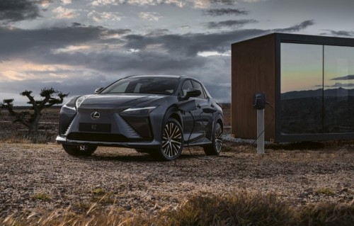 Lexus RZ 450e: immagini ufficiali