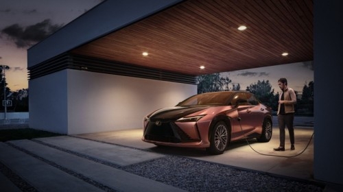 Lexus RZ 450e: immagini ufficiali