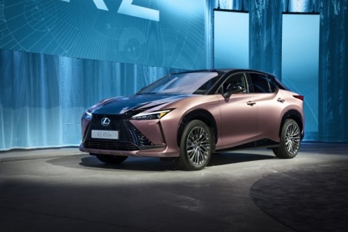 Lexus RZ 450e: immagini ufficiali
