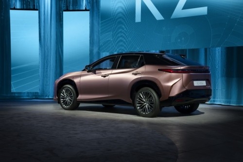 Lexus RZ 450e: immagini ufficiali