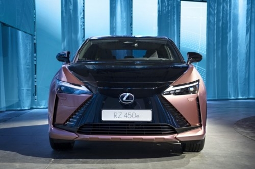 Lexus RZ 450e: immagini ufficiali