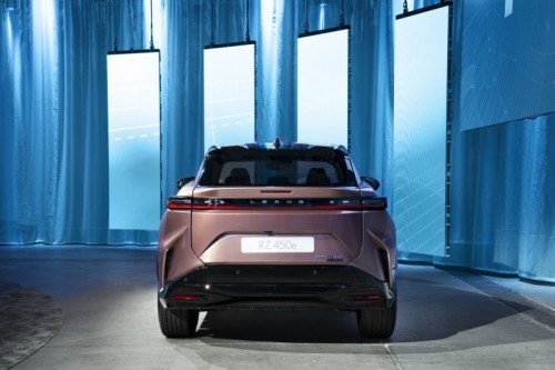 Lexus RZ 450e: immagini ufficiali