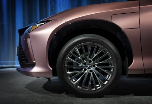 Lexus RZ 450e: immagini ufficiali
