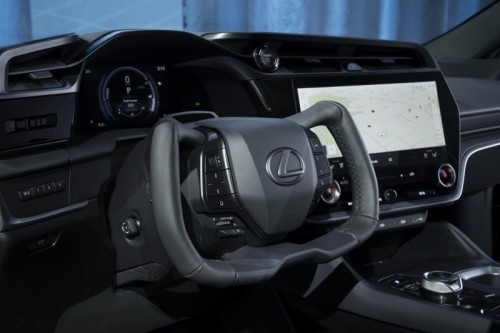 Lexus RZ 450e: immagini ufficiali